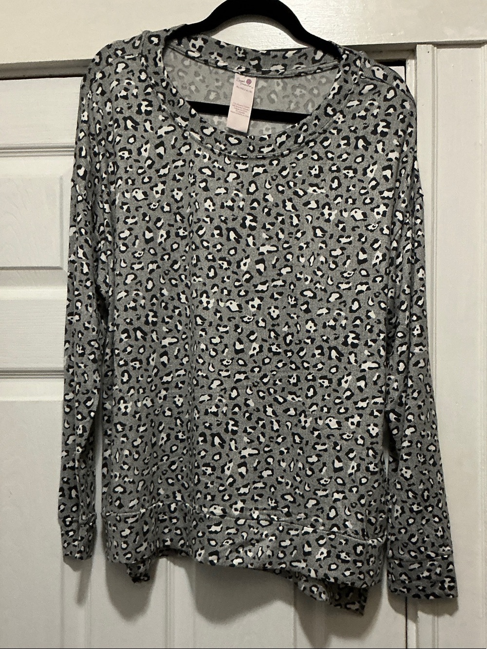 Secret Treasures Gray Leopard-Print Long Sleeve Pullover Top
